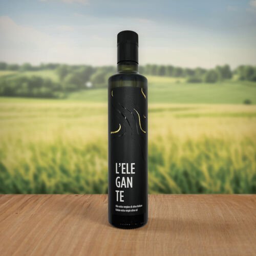Bottiglia di olio extra vergine di oliva L'EleganTe su tavolo con paesaggio verde.