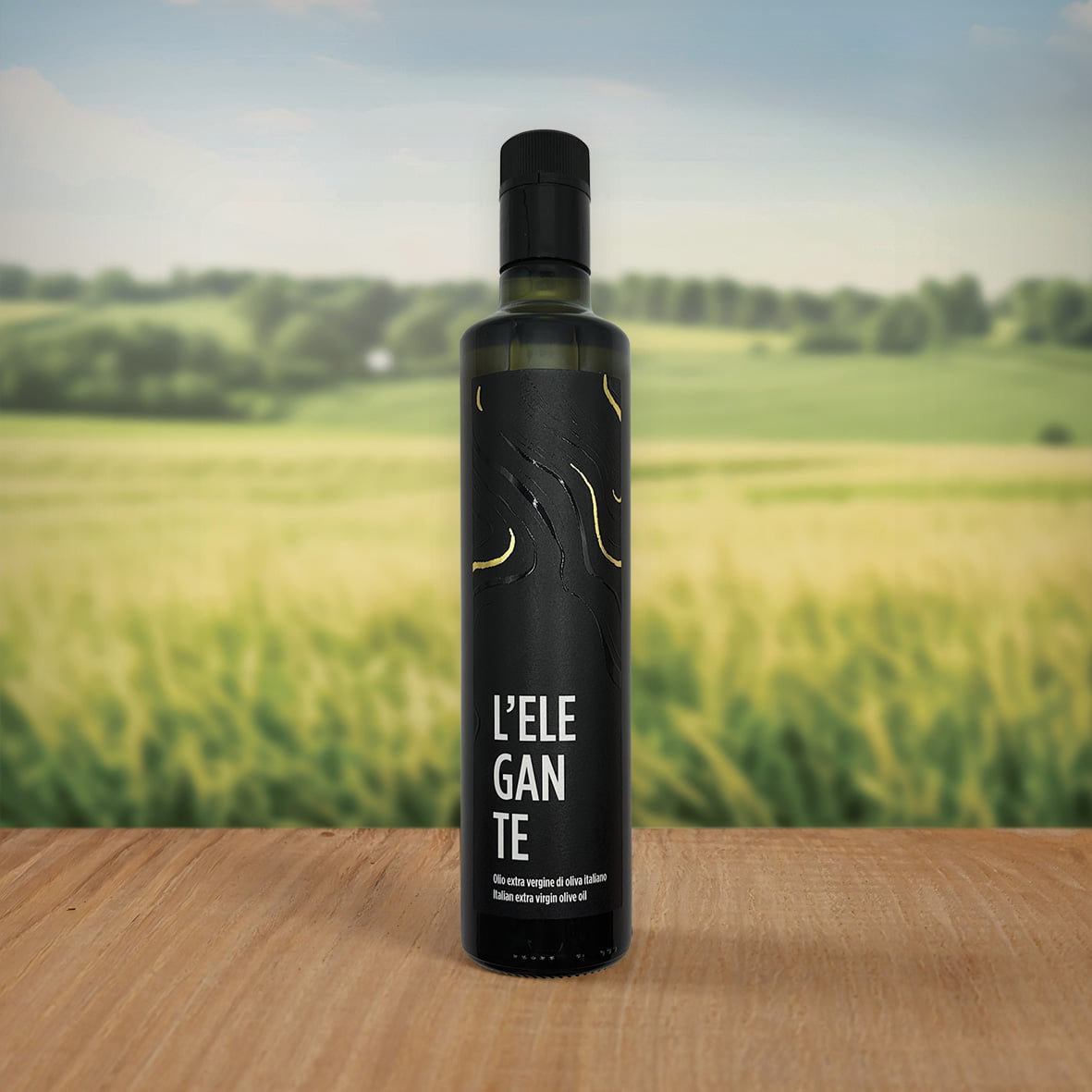Bottiglia di olio extra vergine di oliva L'EleganTe su tavolo con paesaggio verde.