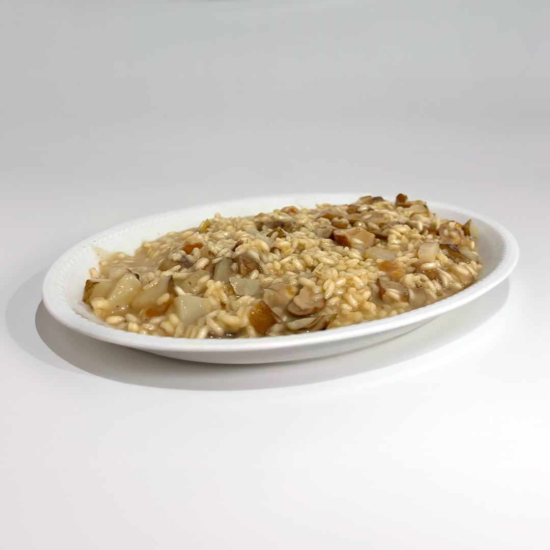 Risotto cremoso con carciofi e funghi porcini freschi.